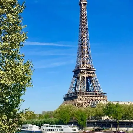 Close To The Eiffel Tower ! * Paris