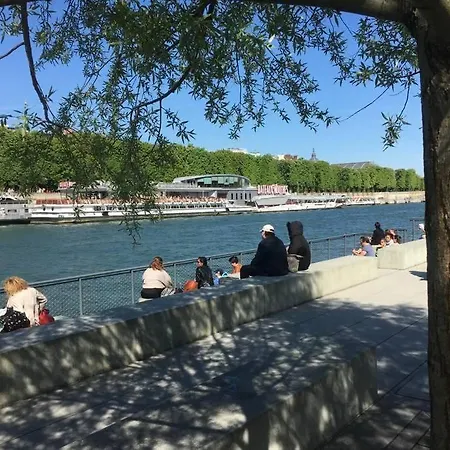 Close To The Eiffel Tower !